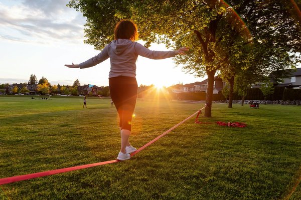 Quelles astuces pour débuter en slackline entre deux arbres ?