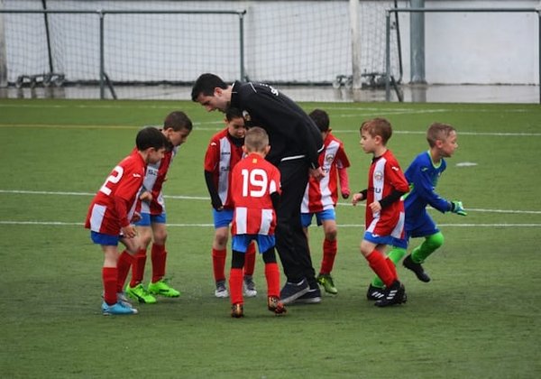 Comment les entraîneurs de football peuvent-ils adapter leur tactique en cours de match ?