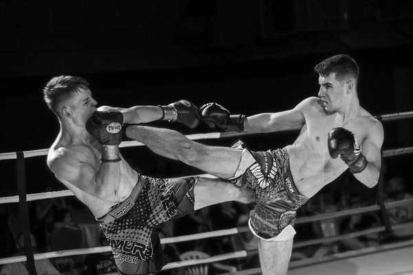 En quoi l'entraînement aux réflexes et à l'esquive en Boxe française améliore-t-il les compétences défensives en combat?